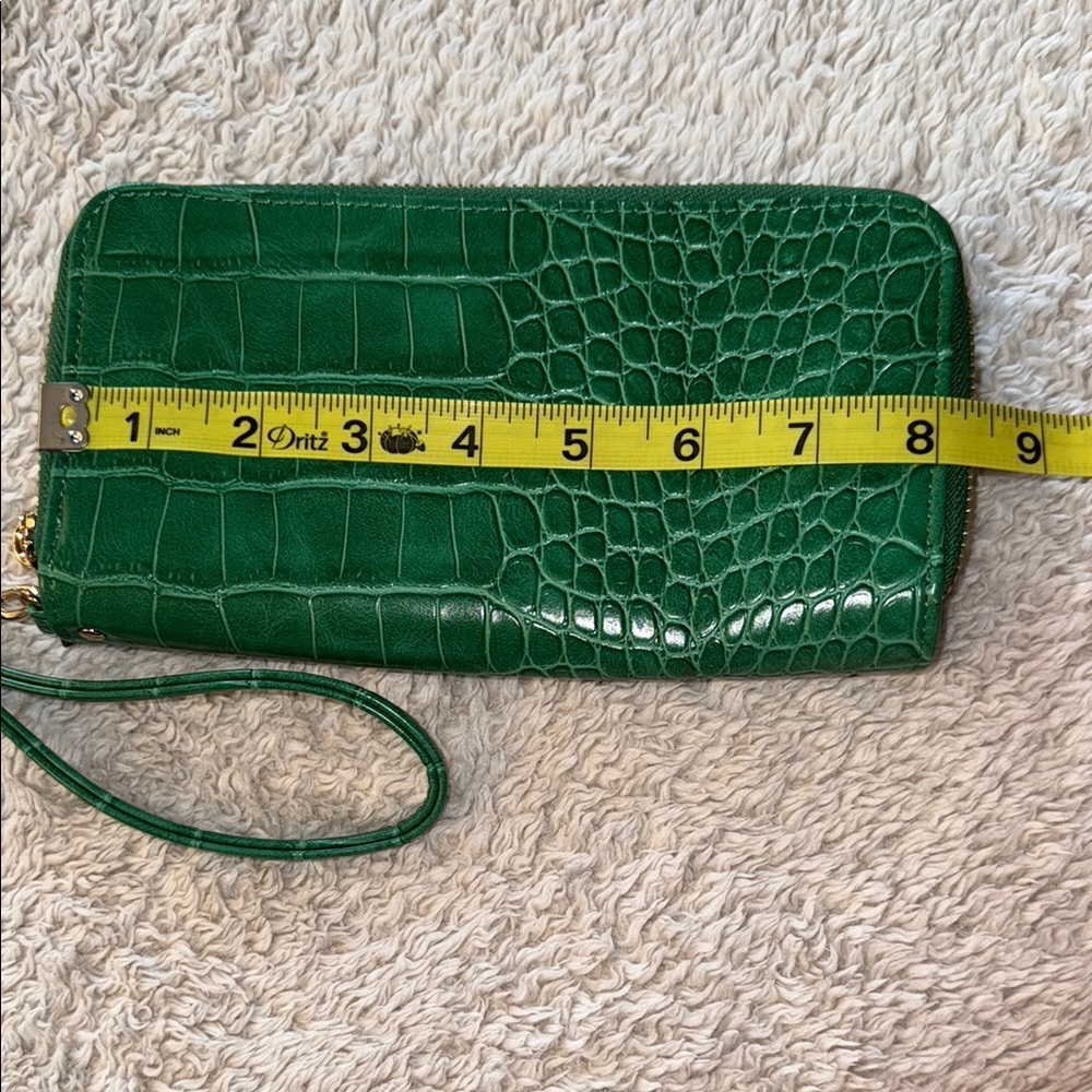 💚 🆕 A New Day Emerald Green Crocodile-Textured Wallet - Picture 2 of 11